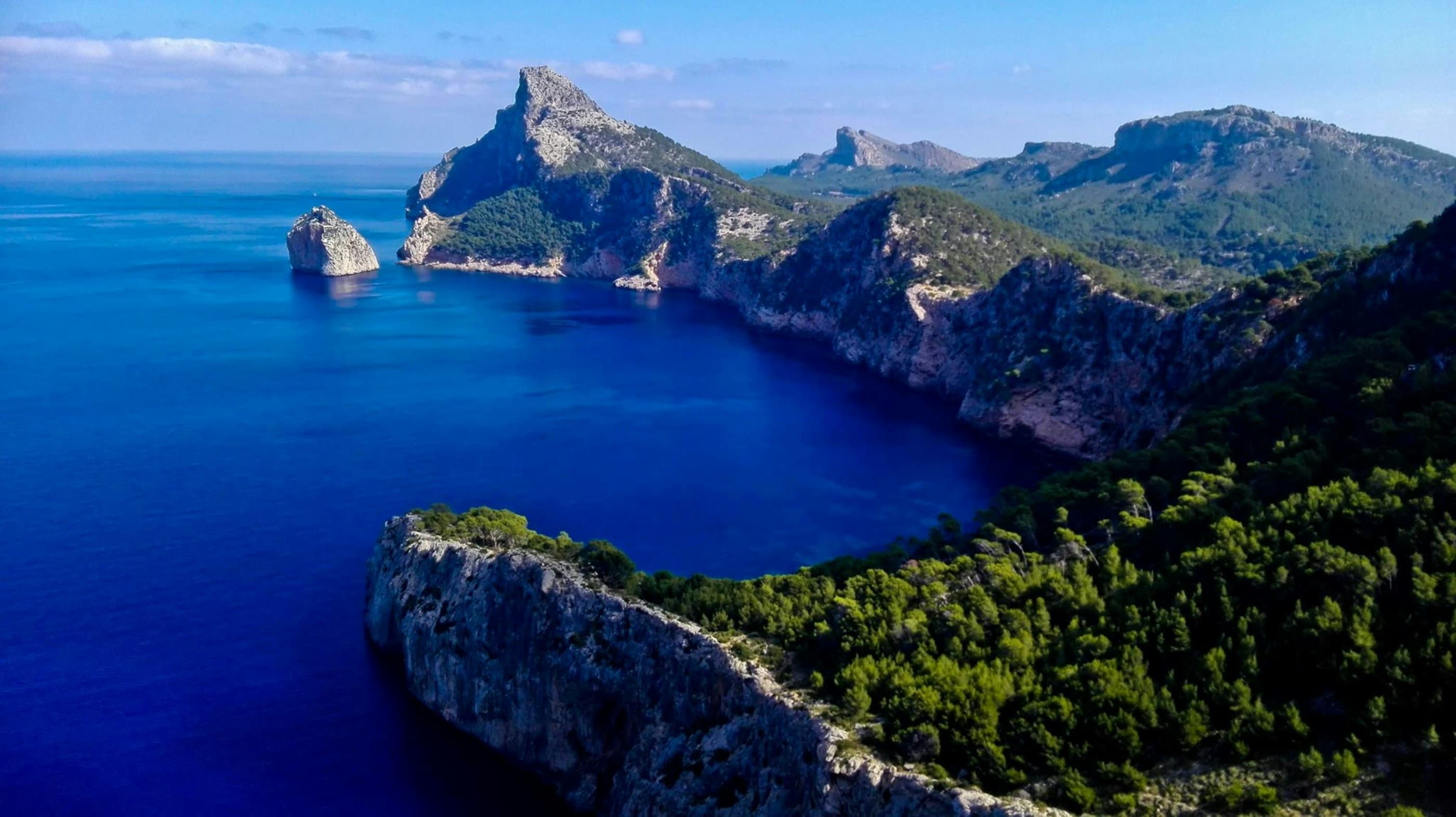 Cap de Formentor, Mallorca: Kalksteinklippen, Küstenpinienwald und tiefblaues Meer