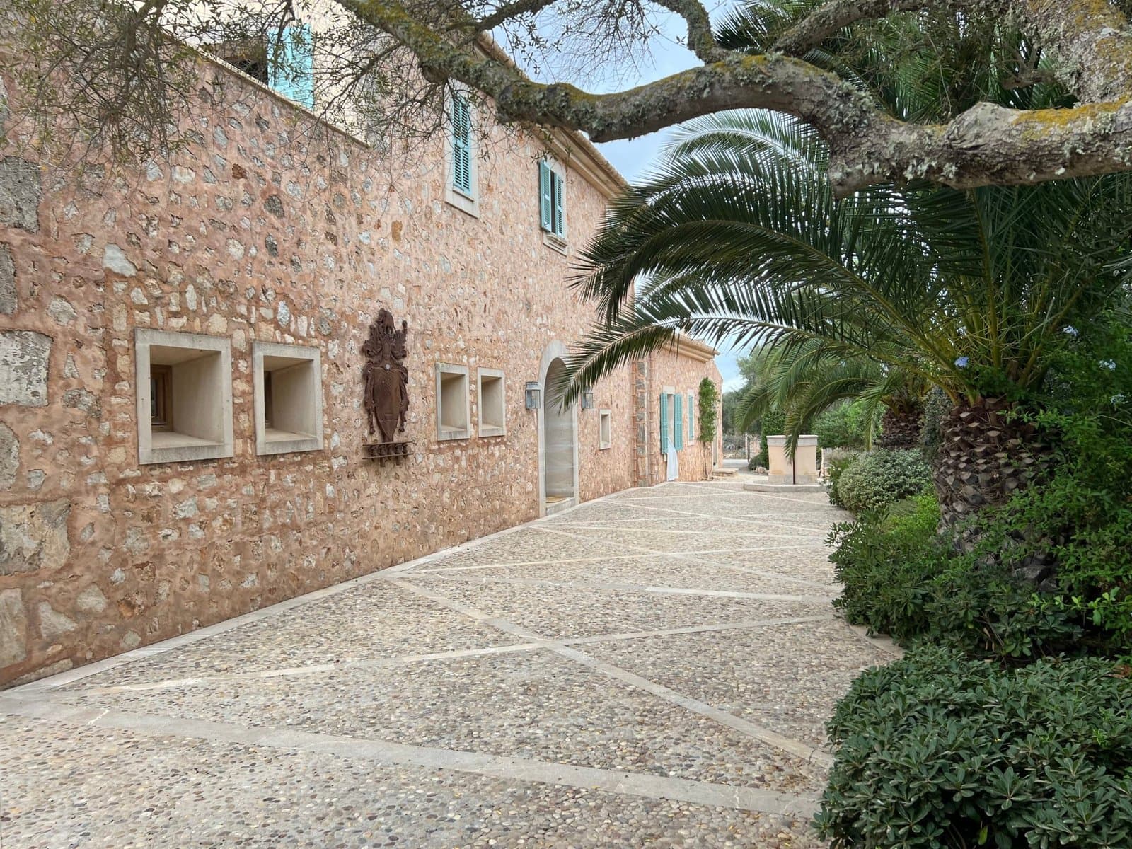 Senda y composición paisajística en jardín de villa de Mallorca diseñada por TerraLuxe Gardens