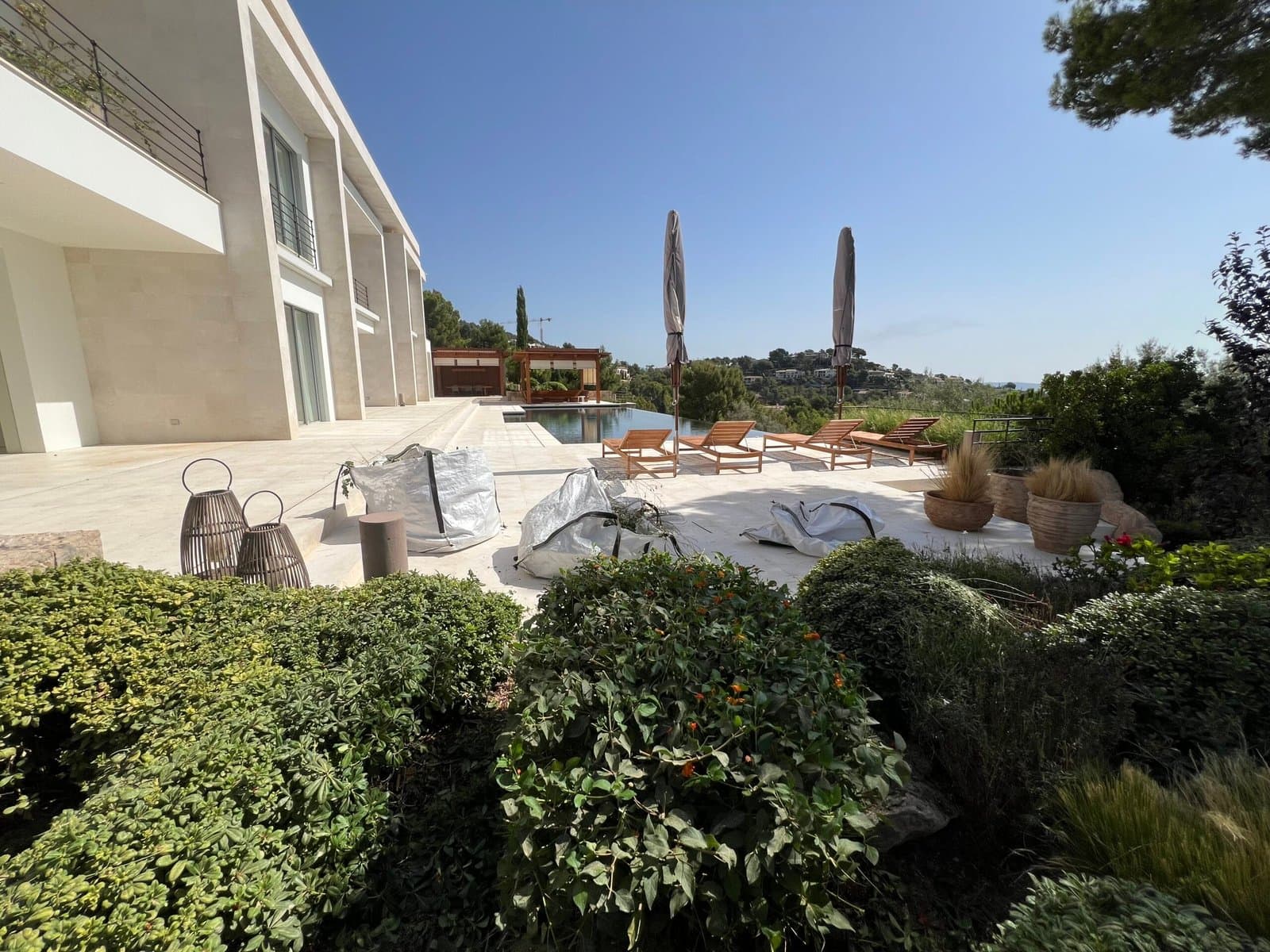 Segundo jardín de villa en Son Vida cuidado por TerraLuxe Gardens en Palma de Mallorca