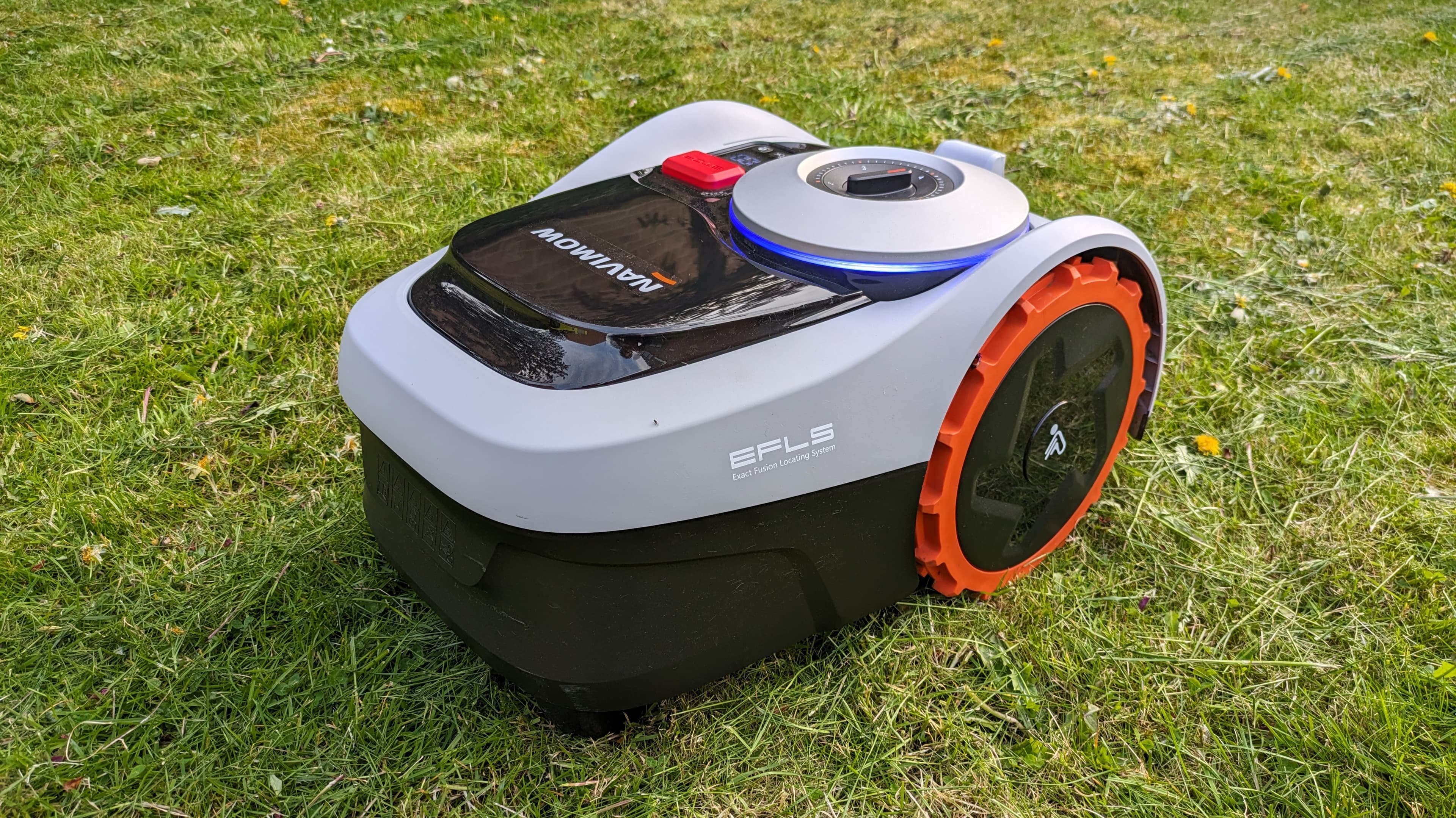 Robot tallagespa instal·lat per TerraLuxe Gardens treballant sobre una gespa a Mallorca