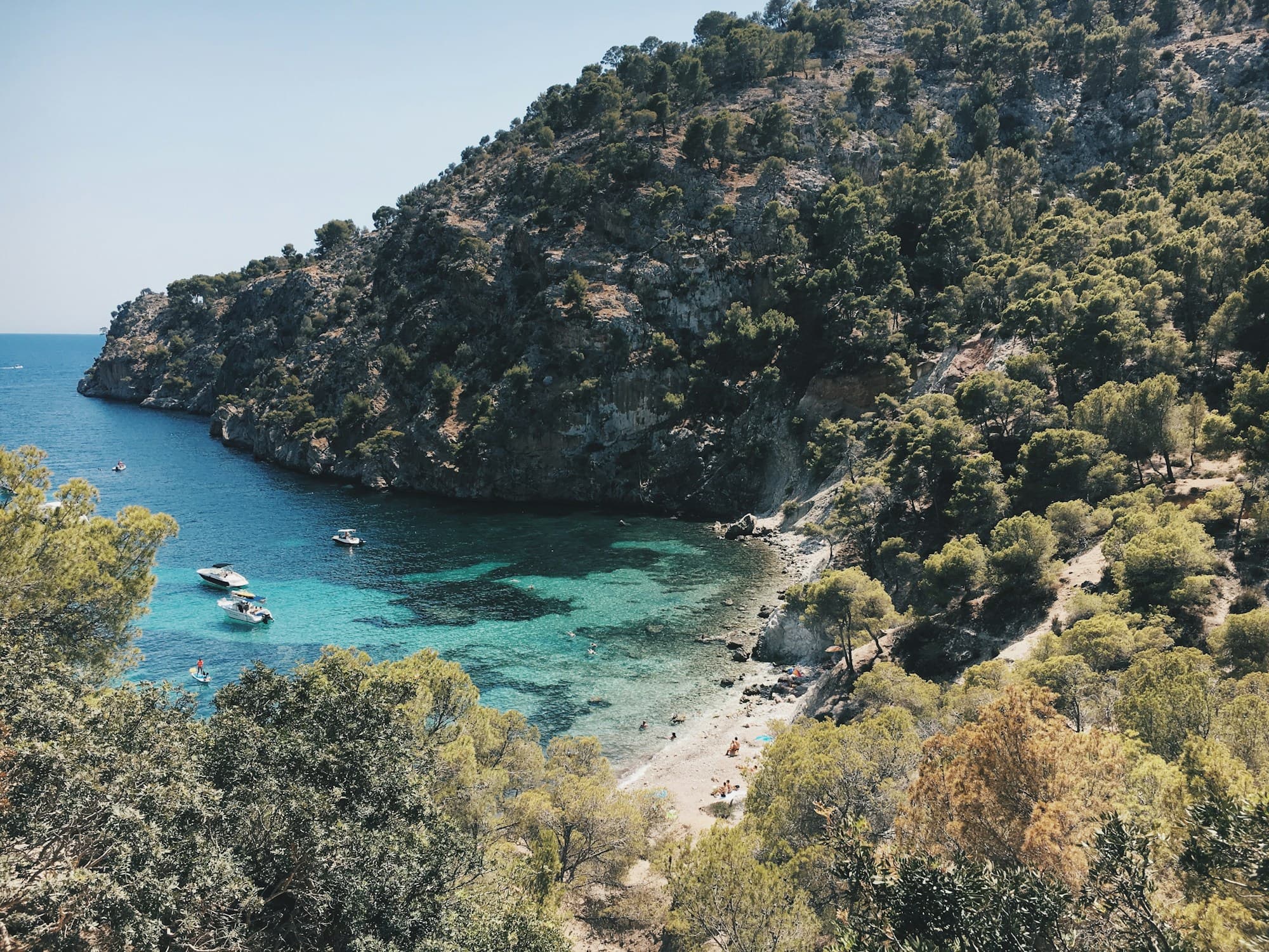 Terrassa amb piscina infinita i vista al mar en vila de luxe a Mallorca, costa sud-oest