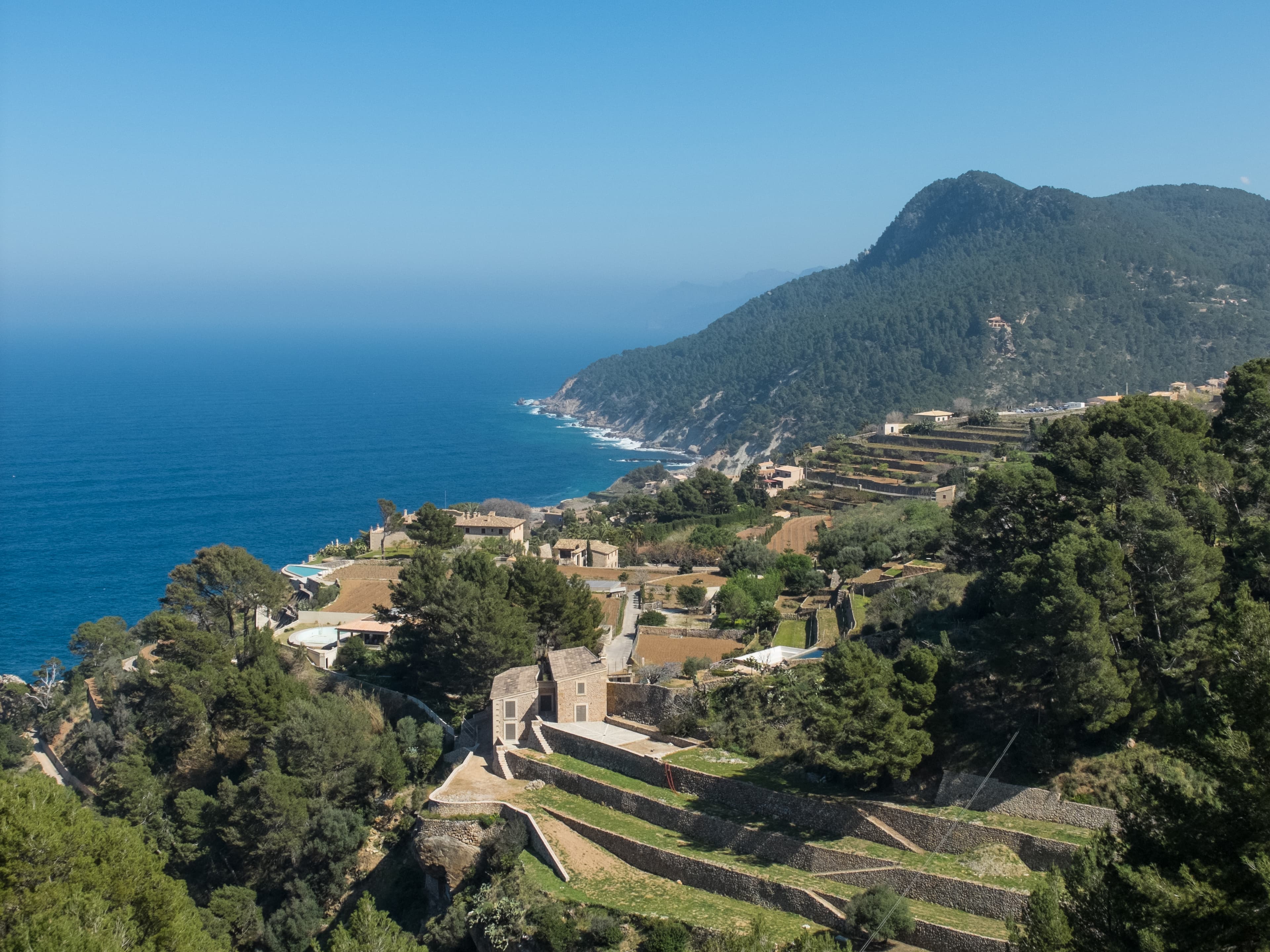 Marjades de pedra seca de Banyalbufar baixant cap al mar Mediterrani, Tramuntana, Mallorca