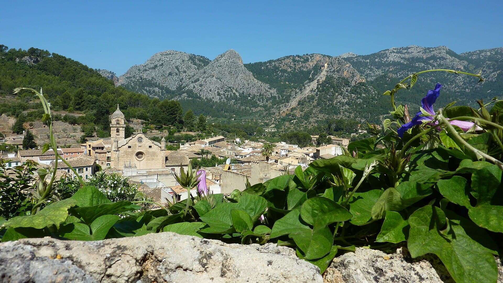 Poble de Bunyola amb campanar i els cims rocosos de la Tramuntana central darrere, Mallorca