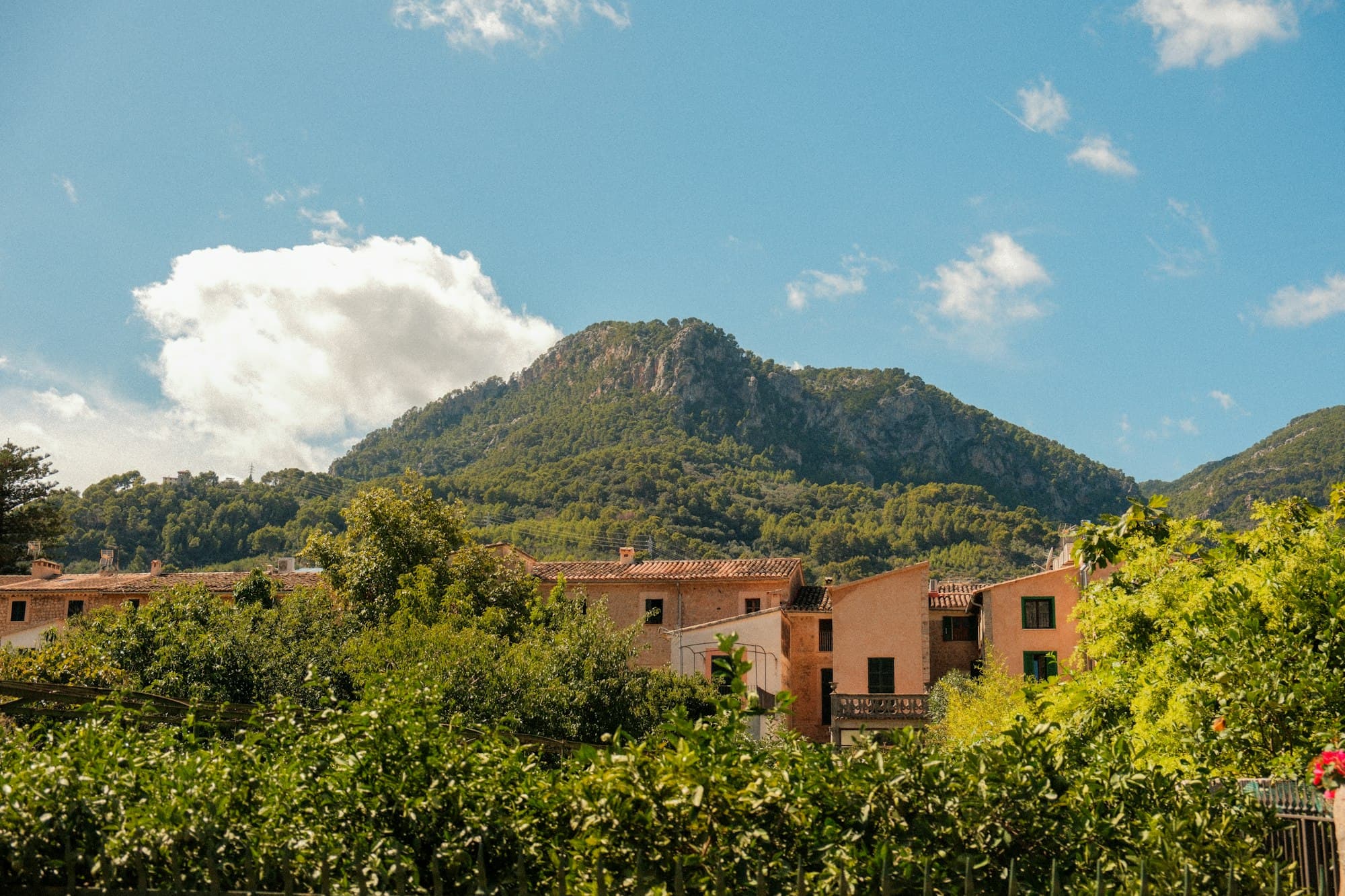 Cases de pedra mallorquines al peu d'un pic de la Tramuntana
