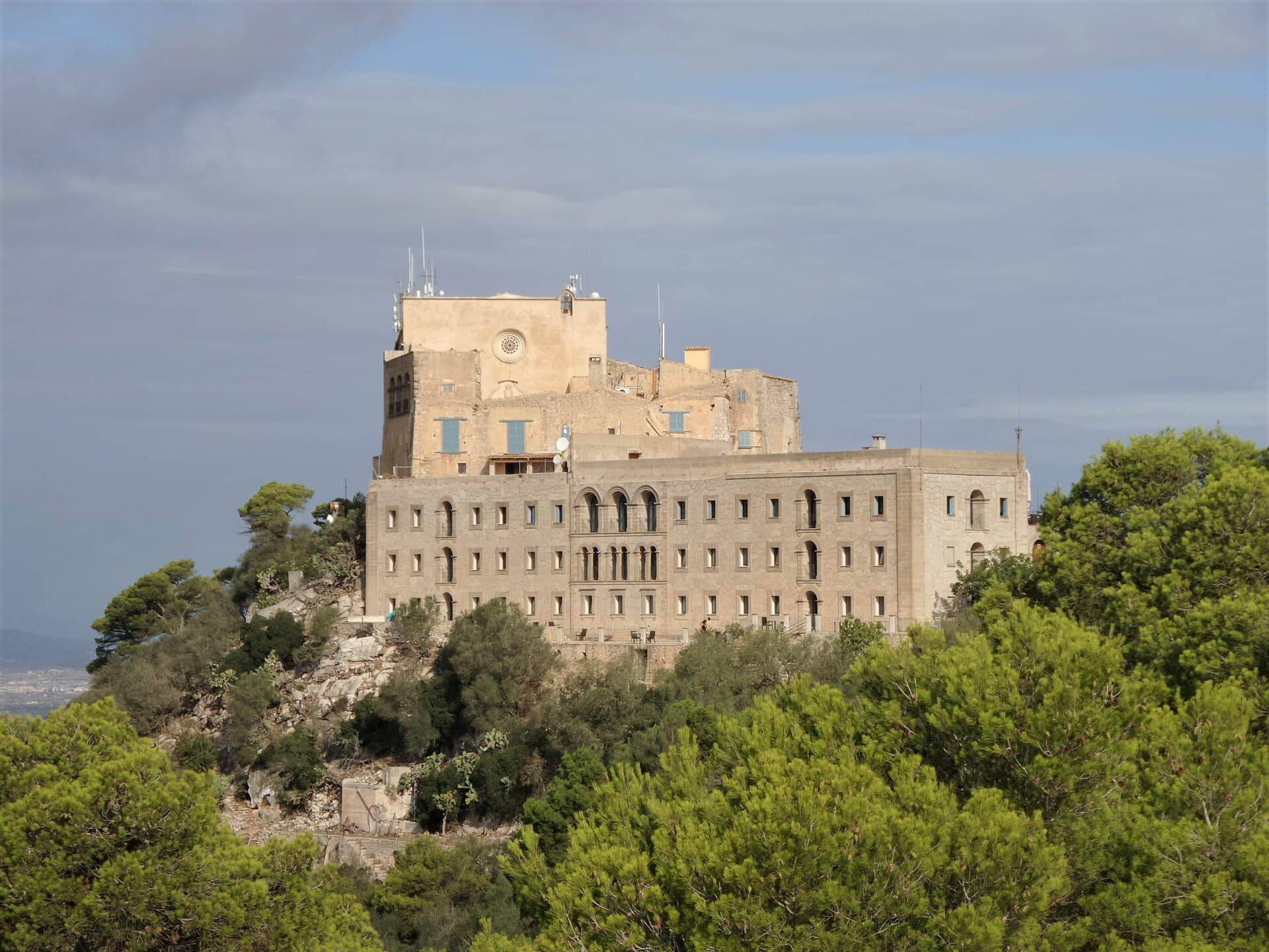 Wallfahrtskirche Sant Salvador krönt den Hügel über Felanitx, Mallorca