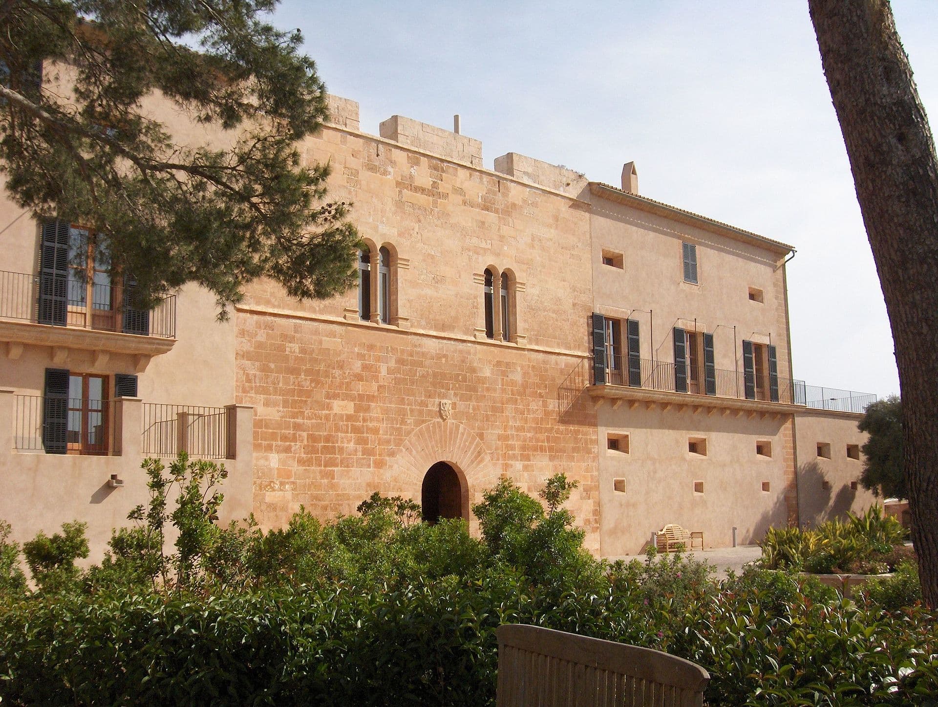 Sandsteinfassade der Possessió Sa Torre an der Marina von Llucmajor, Mallorca