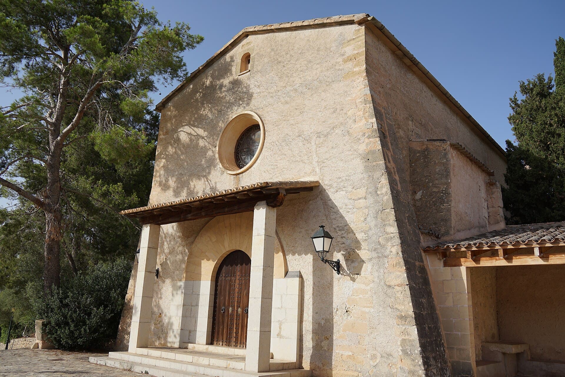 Sandsteinkapelle der Wallfahrt Consolació in Sant Joan mit Pinie und Rosette, Mallorca