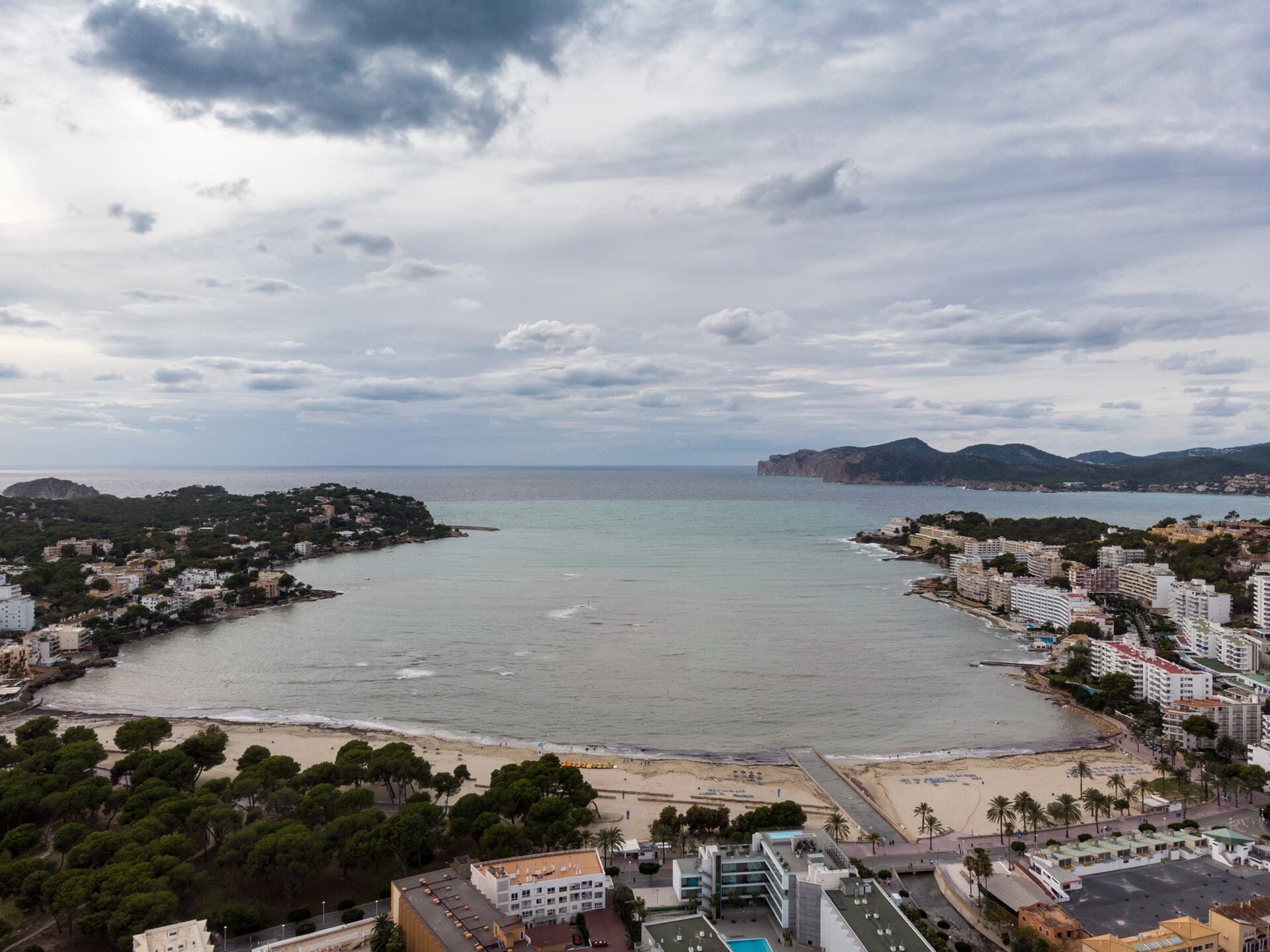 Vista aèria de la badia de Santa Ponsa amb illes Malgrats, Mallorca