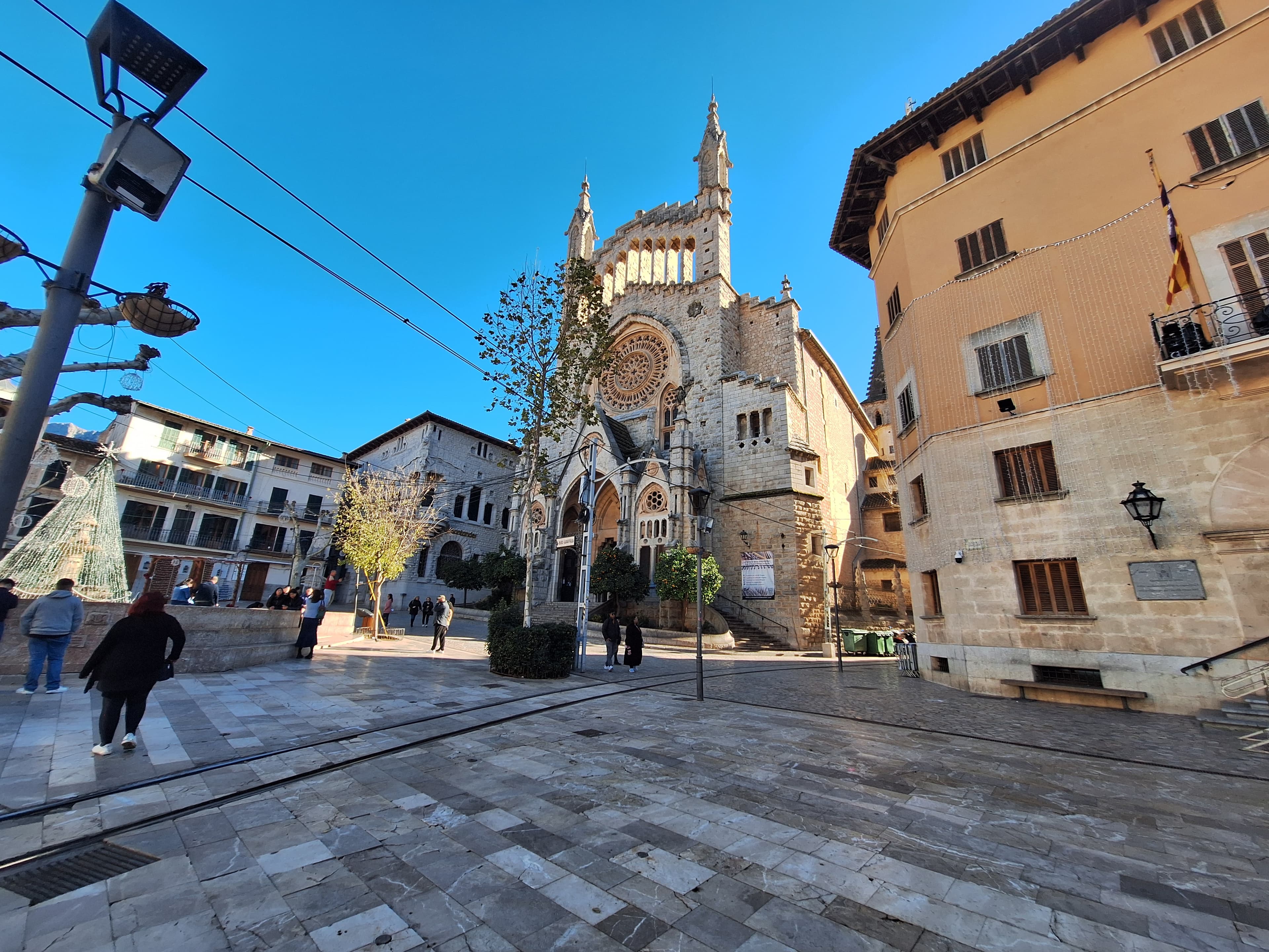 Kirche Sant Bartomeu auf der Plaça de la Constitució in Sóller, Mallorca